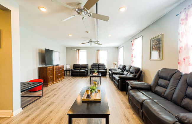 THE 1023 With Private Yard & Parking, Near Falls & Casino by Niagara Hospitality - Photo 25