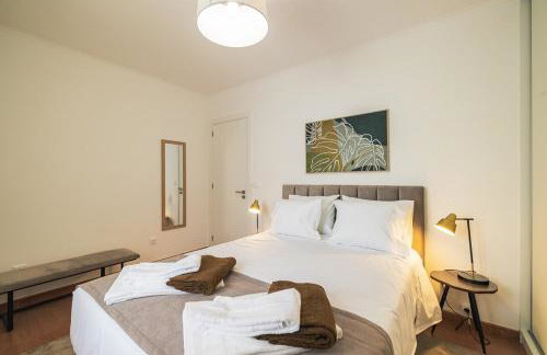 Modern 3BR Home, AC in All Rooms, Walk to 2 Beaches, Private Patio, Washer & Dryer - Photo 16