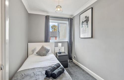 Modern Terraced House with Private Garden, Near Airport & MET Office - Foto 6