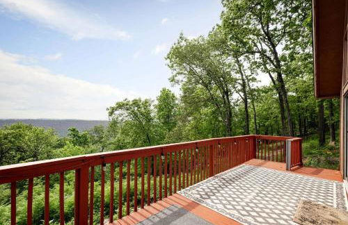 Rustic-Modern Chalet w/ Fire Pit, Deck & Views in Slanesville, WV - Foto 16
