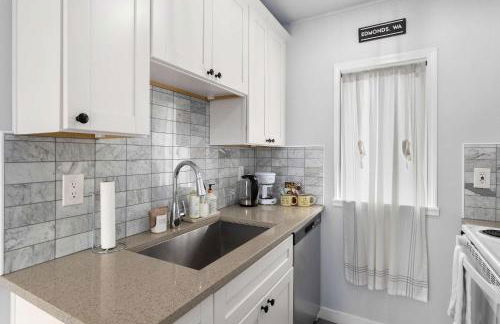 Downtown location Near the Beach Dog Friendly - Photo 12