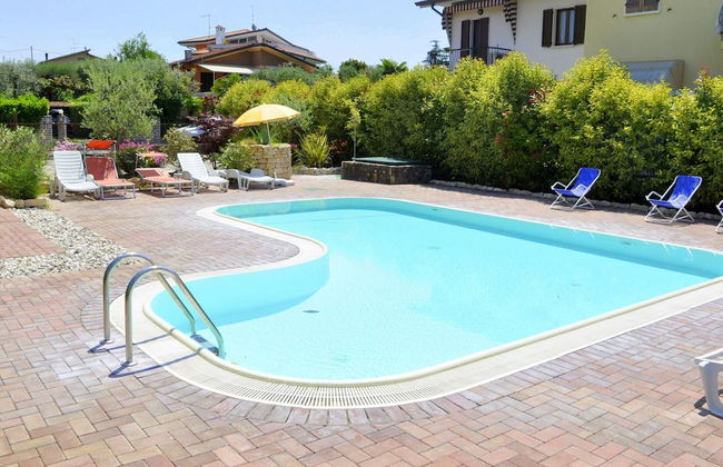 Spacious Apartment With Garden - Photo 20