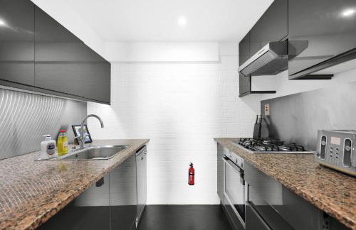 Large Industrial Style 2 Bedroom Apartment Short Term Rental & Flexible Renting Canary Wharf With Free WiFi - Photo 10