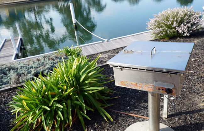 Captains Cove Resort - Waterfront Apartment - Photo 25