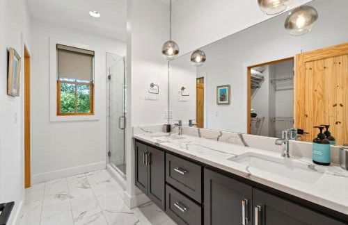 Dockside of the Moon - Photo 21