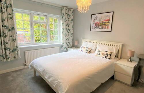 Redhill Town Centre 3 bed House near Gatwick Airport, easy commute to London - Foto 6