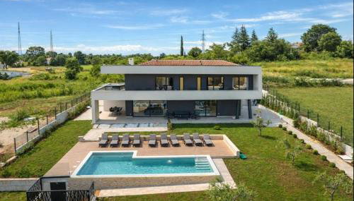 Villa de la Vie with Heated Swimming Pool - Photo 2