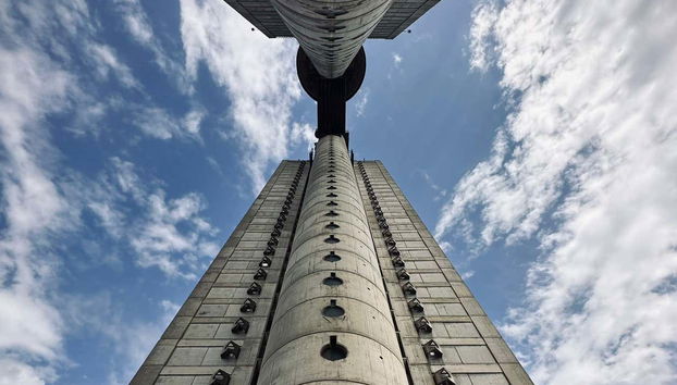Vue du pied de la tour Genex