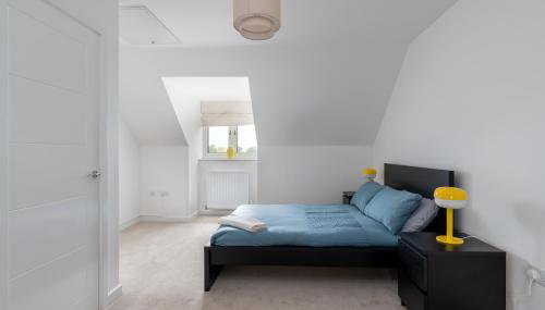 Spacious Milton Keynes Townhouse 2 Designated Parking Spaces Near Centre MK, MK Bowl, Universal Studios & Transport Links Ideal for Families & Contractors - Foto 2