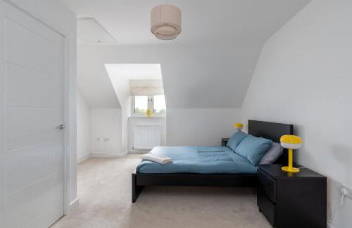 Spacious Milton Keynes Townhouse 2 Designated Parking Spaces Near Centre MK, MK Bowl, Universal Studios & Transport Links Ideal for Families & Contractors - Foto 7