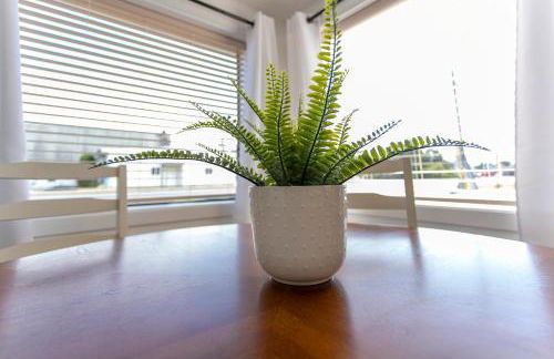 Cozy 2 Bedroom Home, Private Backyard with Hot Tub - Foto 18