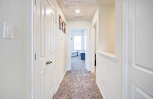 Meticulously-maintained 3-BR Townhouse w/ Backyard ~ Double-Story! - Foto 49