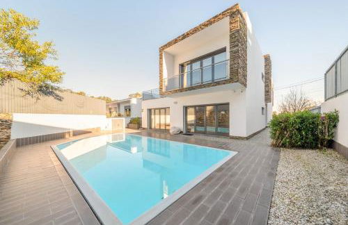 GuestReady - Charming family retreat with pool - Photo 1