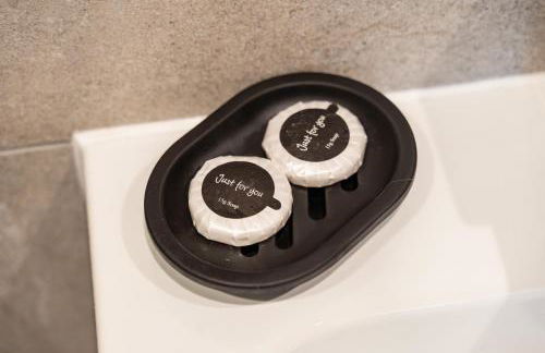 Luxury 2 Bed Apartment, with a balcony city & canal view in Manchester City Centre! - Foto 26