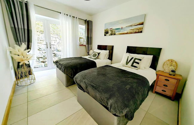 4 Bed Villa Sleeps 8 -private Terrace-free Parking - Foto 3