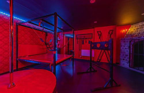 Playroom XXL Loft LOVE Room avec Espace spa Terrasse vue sur les toits Salle de jeux pour adultes Libourne centre 10 min de St Emilion Proche Bordeaux - Foto 2