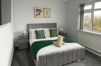 Bright Haven 6 Mins to Airport with Driveway & Garden Sleeps 7 - Foto 3