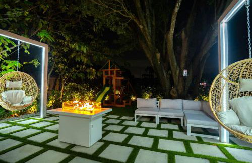 The World's Mansion - Game Room, 9 Bedrooms, HtdPool, Mini Golf, BBQ - Foto 46