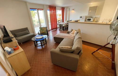 Au cœur du port de Saint-Mandrier, piscine, tennis, charme et confort - Photo 5