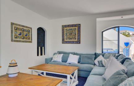 Charming Villa with Pool & Scenic Garden - Foto 7