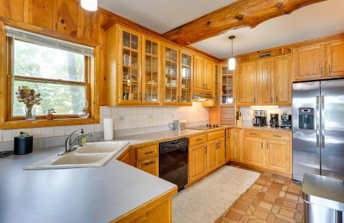 Porch and Views Queensbury Three Family Lakehouse - Foto 8