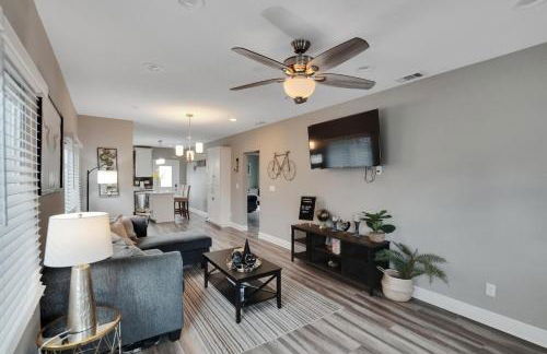 Cozy Bungalow Central Location Near Downtown - Foto 6