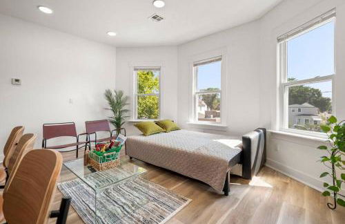 NYC Access 4BR Duplex Sleeps 10, Free Parking - Foto 8