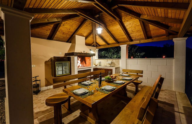 Luxury Secluded Villa w. Pool, Jacuzzi and Garden - Photo 16