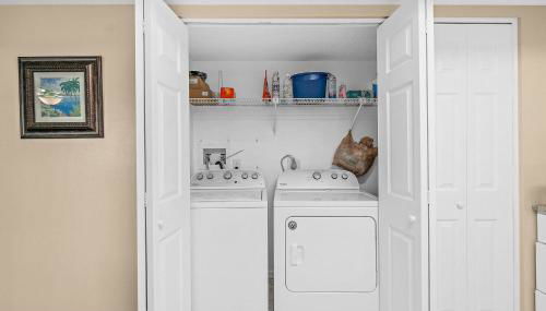 Coastal 2BR Oceanfront Escape, Steps from Sand & Pool - Foto 5