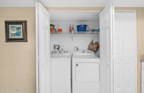 Coastal 2BR Oceanfront Escape, Steps from Sand & Pool - Foto 5