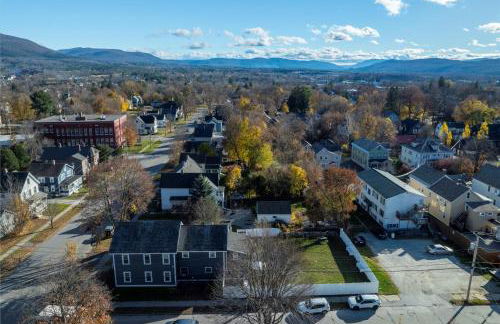 Updated Family-sized Home in Heart of Rutland, Near Slopes, EV Level 2, Hot Tub - Photo 48