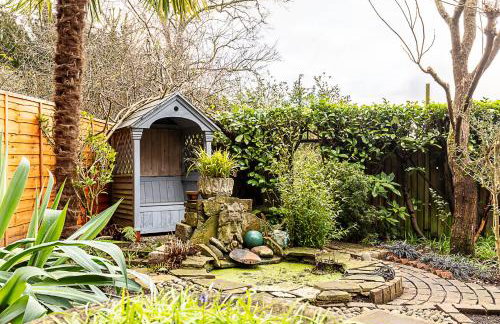 Elegant Highgate Garden Retreat - Photo 35