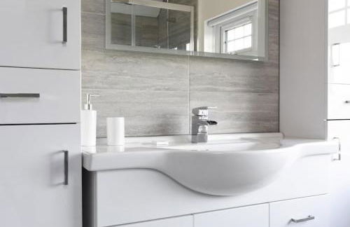 LONG TERM STAY SPECIAL OFFER AVAILABLE! 5-Bedroom Spacious, Stunning Design, Sociable Areas & Cosy House Near South Downs Park, Sleeps 11 with GAMES Room, PRIVATE PARKING and GARDEN - by Blue Puffin Stays - Foto 70