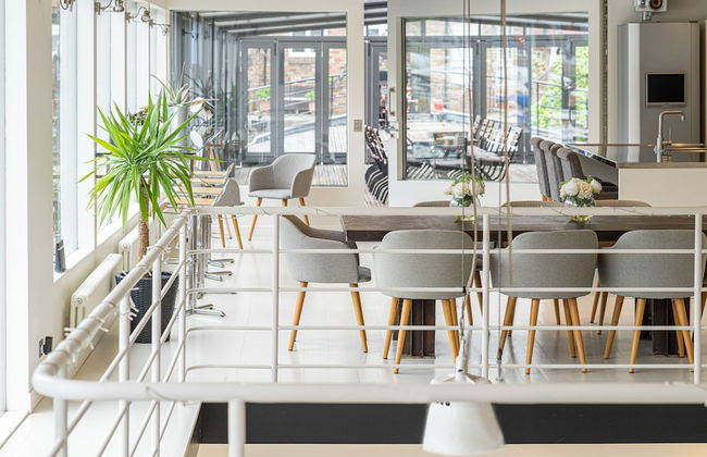 JOIVY Stunning 5-Bed Boathouse On The River Thames - Foto 13