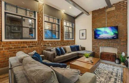 Central Warehouse Apt - Sleeps 8, Pet Friendly - Photo 1