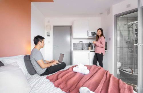 Bright Longton Suite B Near Alton Towers with Netflix and Free Wi-Fi - Foto 1