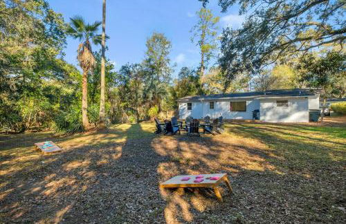 Spacious 4BD - Central Stay with Backyard & Games - Foto 27