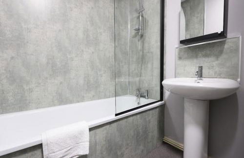 Modern 3 Bed - M4 ACCESS - Wi-Fi - Photo 63