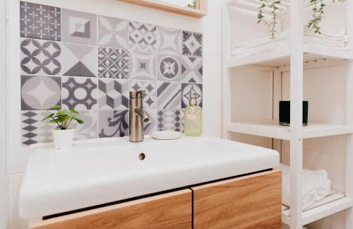 SPÉCIAL COUPLE & FAMILLE - Lit Queen Size - NETFLIX - Climatisation - Terrasse Plein Sud - 2 min Centre-Ville - 6 min Mer - Wifi 400 Mbits Parking privé - OFFRE SPÉCIALE - Foto 17