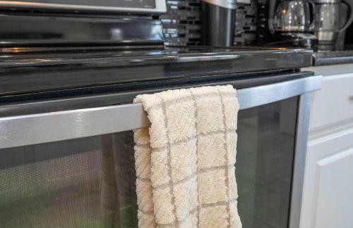 4BR Lakefront - Themed Rooms - Pool & BBQ! - Foto 35