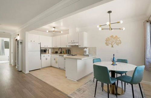 Charming 2BR Coastal Getaway in Pacifica - Photo 32