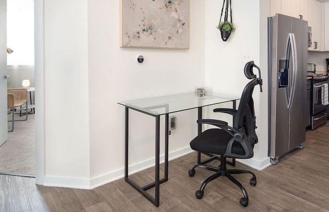 Uptown 1st Ward Corner Unit Superior 2BD Apt - Foto 57