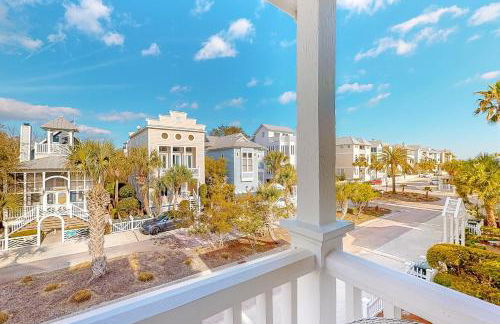 Charleston-style cottage w/ lovely decks, steps to the beach & pools - Foto 24