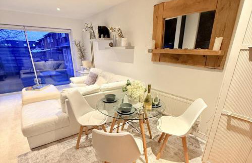 Fantastic 2-Bed House with Parking - Hosted by Hutch Lifestyle - Foto 10