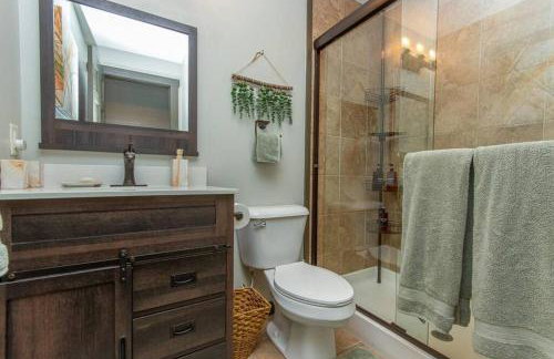 Gorgeous cabin 3bdrm/3bth, hot tub, fireplace, kid/pet friendly - Foto 51