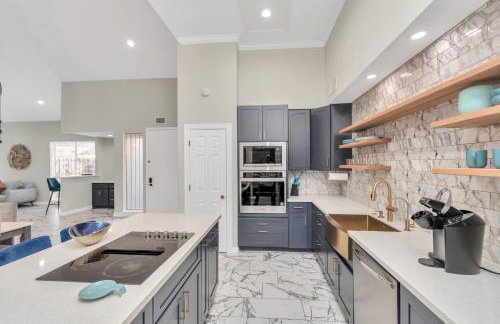 AccessibleGem 3BR Jacuzzi & Air Hockey Sleeps 13 Chinatown - Foto 13