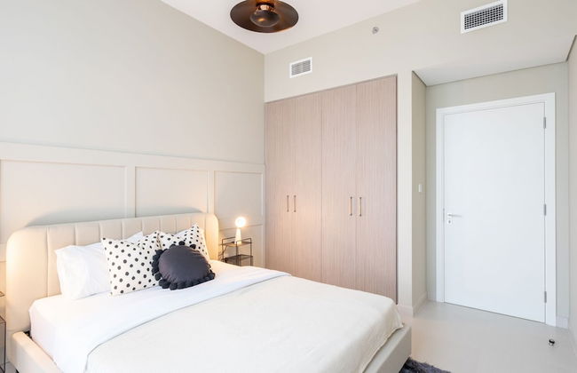 Aya - Elegant 1BR Apartment With Balcony and Creek Views - Photo 10