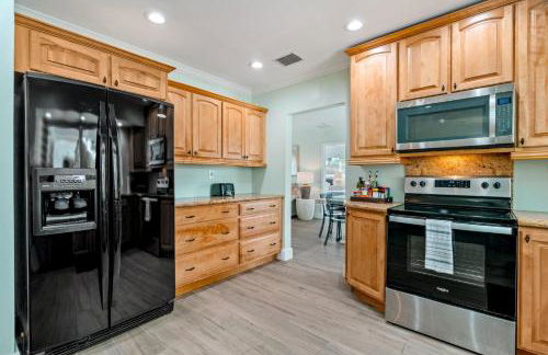 Spacious 4BR/3BA pool home, stylishly decorated - Foto 20