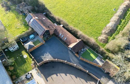 The Oaks Barn - A Countryside Luxury Rural Escape with Hot tub & Fire Pit! Tranquil Group Retreat - Sleeps 8, Pet Friendly & Off road Parking - By Blue Puffin Stays - Photo 51