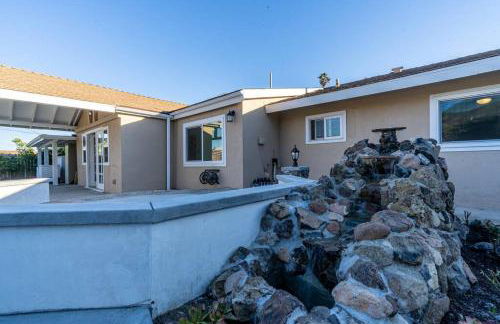 Modern 3 King Beds, Beautiful Large Backyard, WFH, Long Stays, Waterfall, WI-FI, FWY, 25 mins to Beach - Photo 33